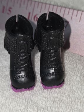 Mattel Monster High Venus Music Festiva Black Doll Lace-Up Boots with Pink Soles